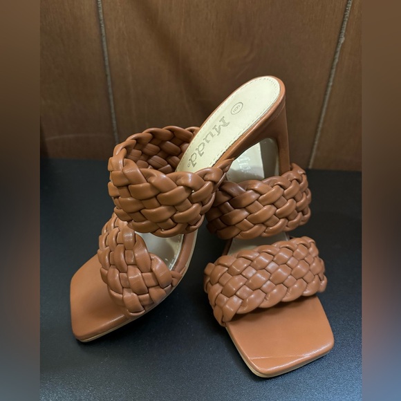 Mudd Brown Sandals - Picture 3 of 9